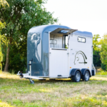 Remorque pour chevaux en polyester, série Ecuestre, 3000 x 1600 x 2040 mm | 2500 kg